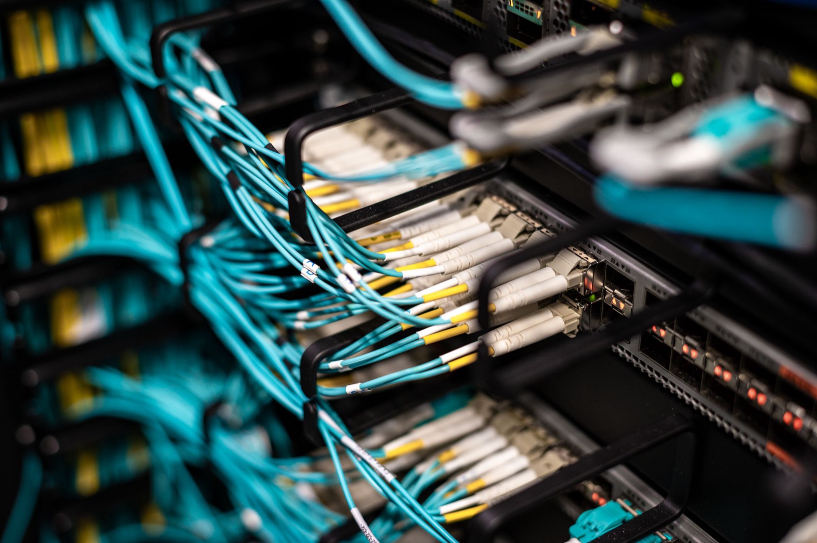 Structured network cabling in a data centre